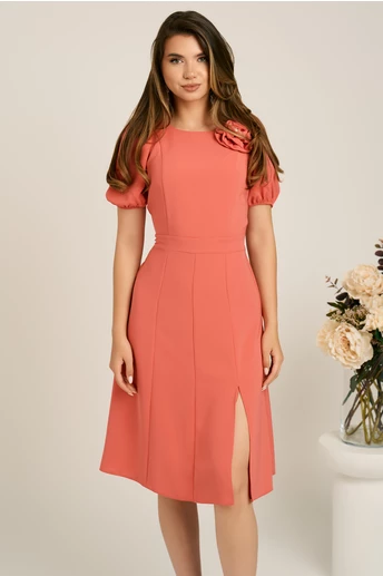 Rochie midi roz piersica din crep in clini cu floare la bust- Moze
