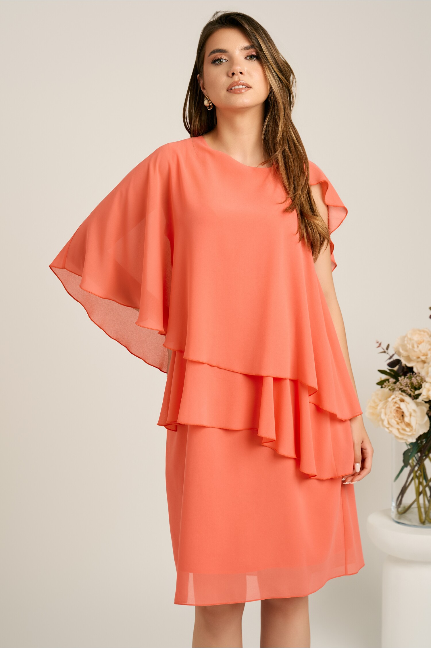 Rochie midi roz somon din voal cu capa si croi drept