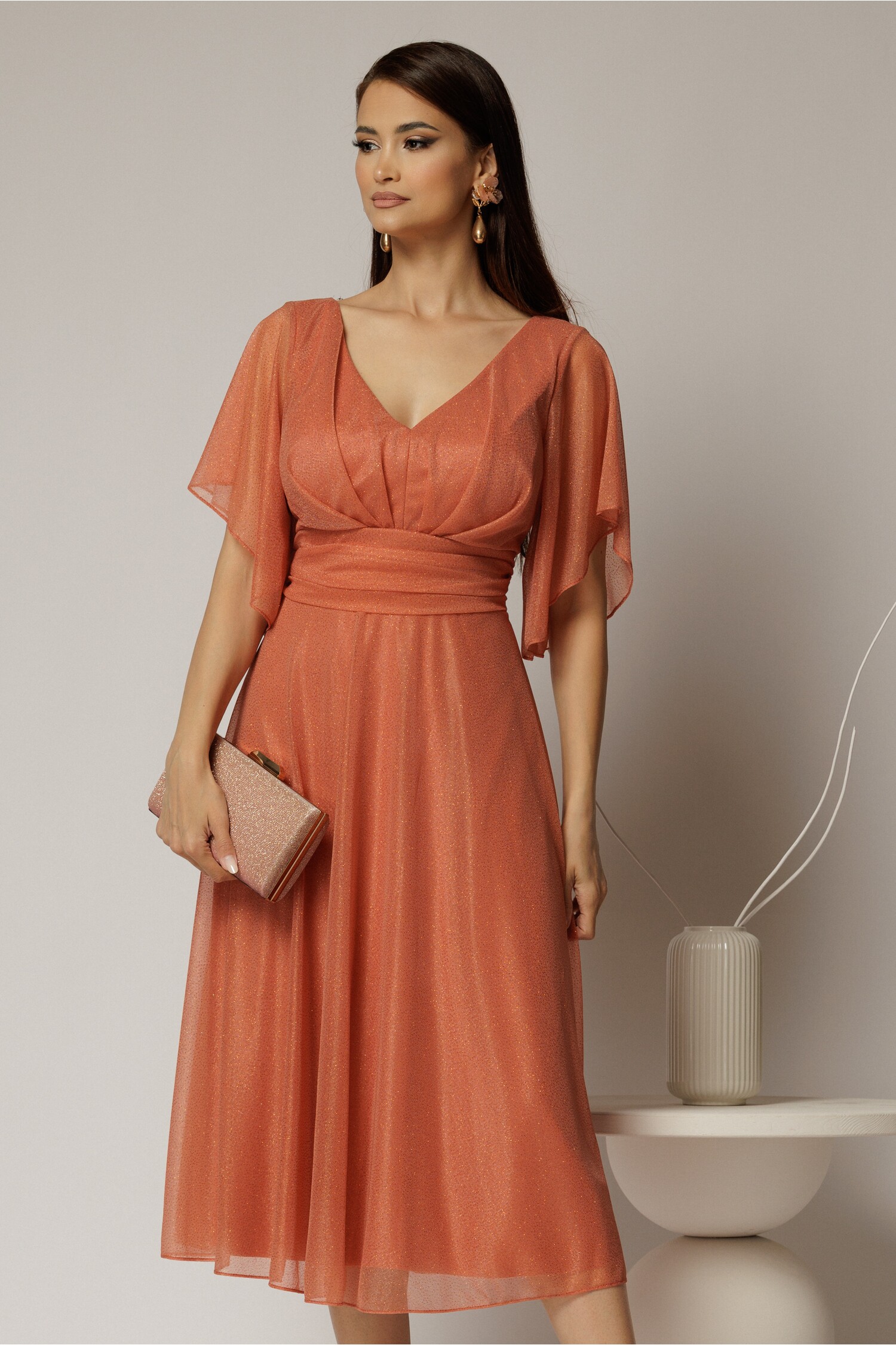 Rochie midi roz somon din voal cu sclipici si decolteu in V