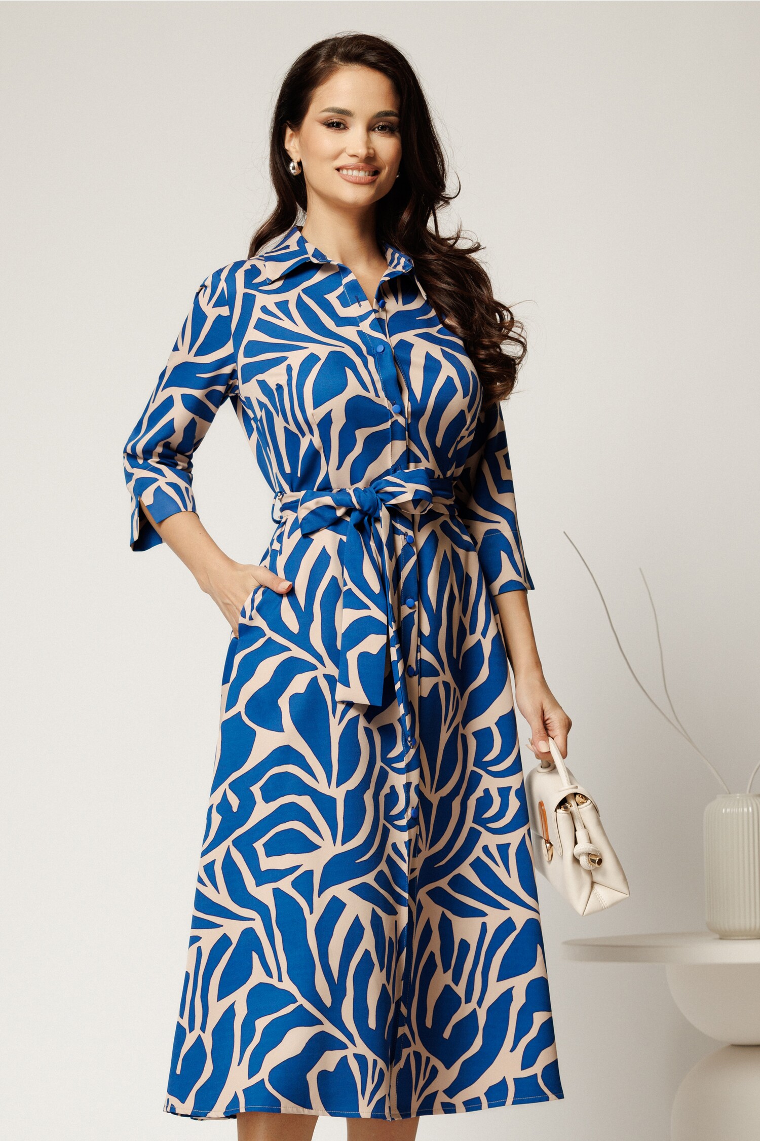Rochie midi tip camasa bej cu imprimeuri albastre si curea in talie Rochie midi tip camasa bej cu imprimeuri albastre si curea in talie