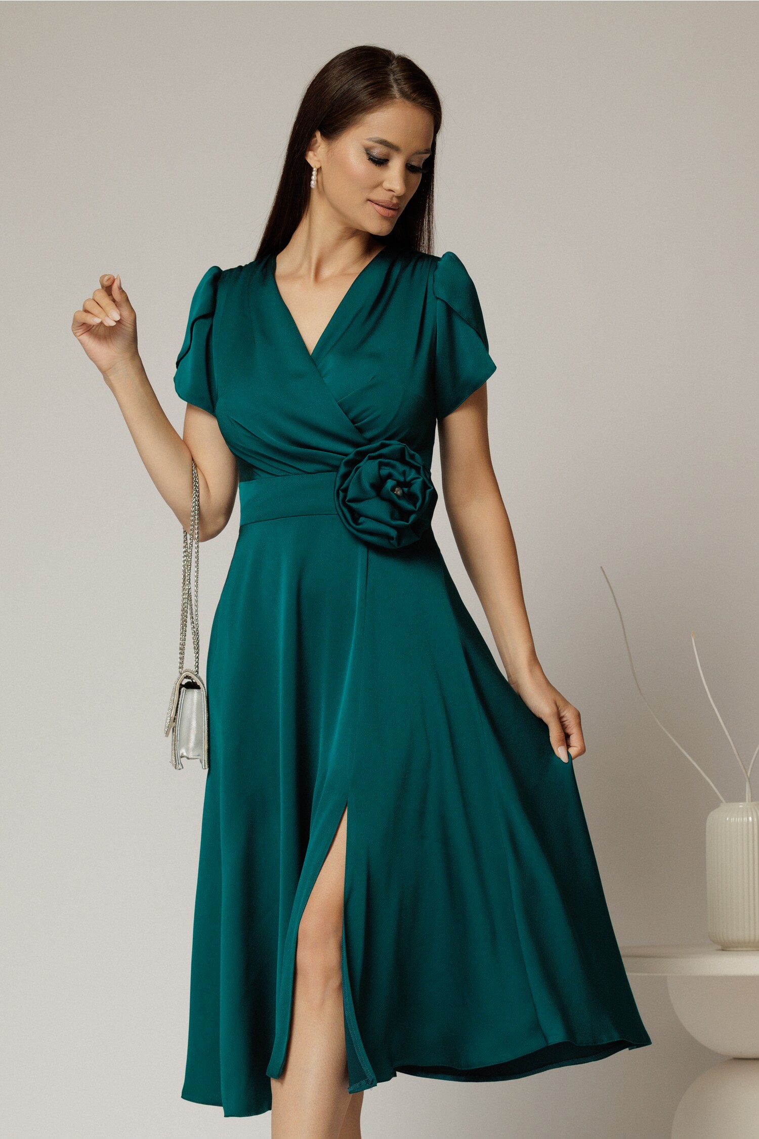 Rochie midi verde de ocazie cu decolteu petrecut si maneci tip lalea