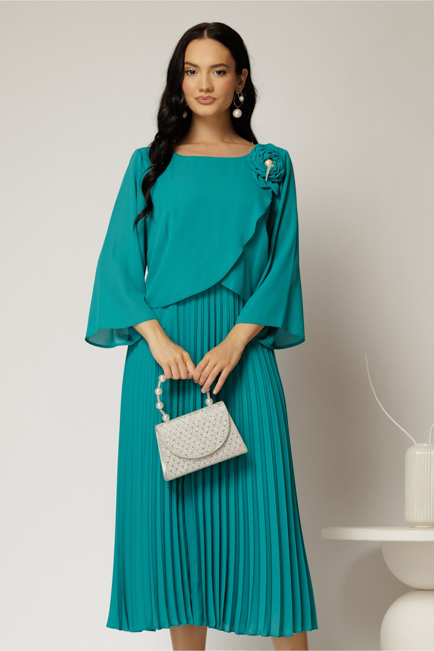 Rochie midi verde de ocazie cu fusta clos plisata si detaliu la bust