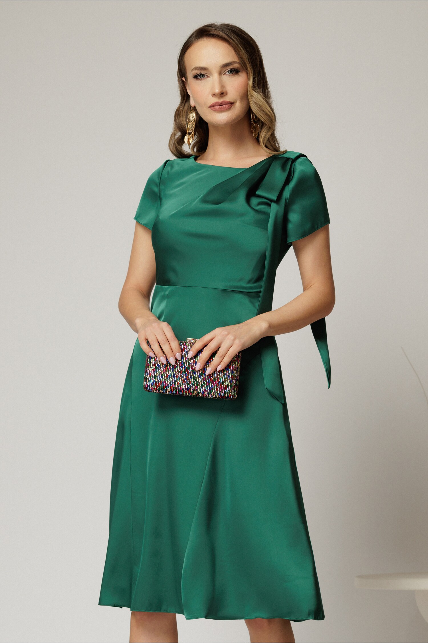 Rochie midi verde din satin cu funda pe umar si fusta clos