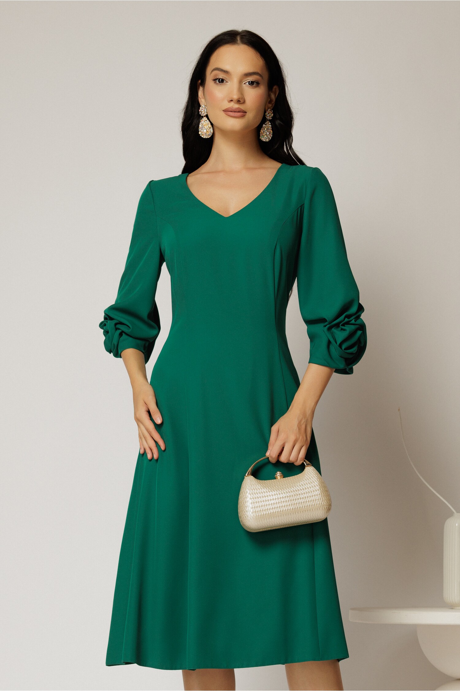 Rochie midi verde din triplu voal cu trandafiri la maneci si decolteu V