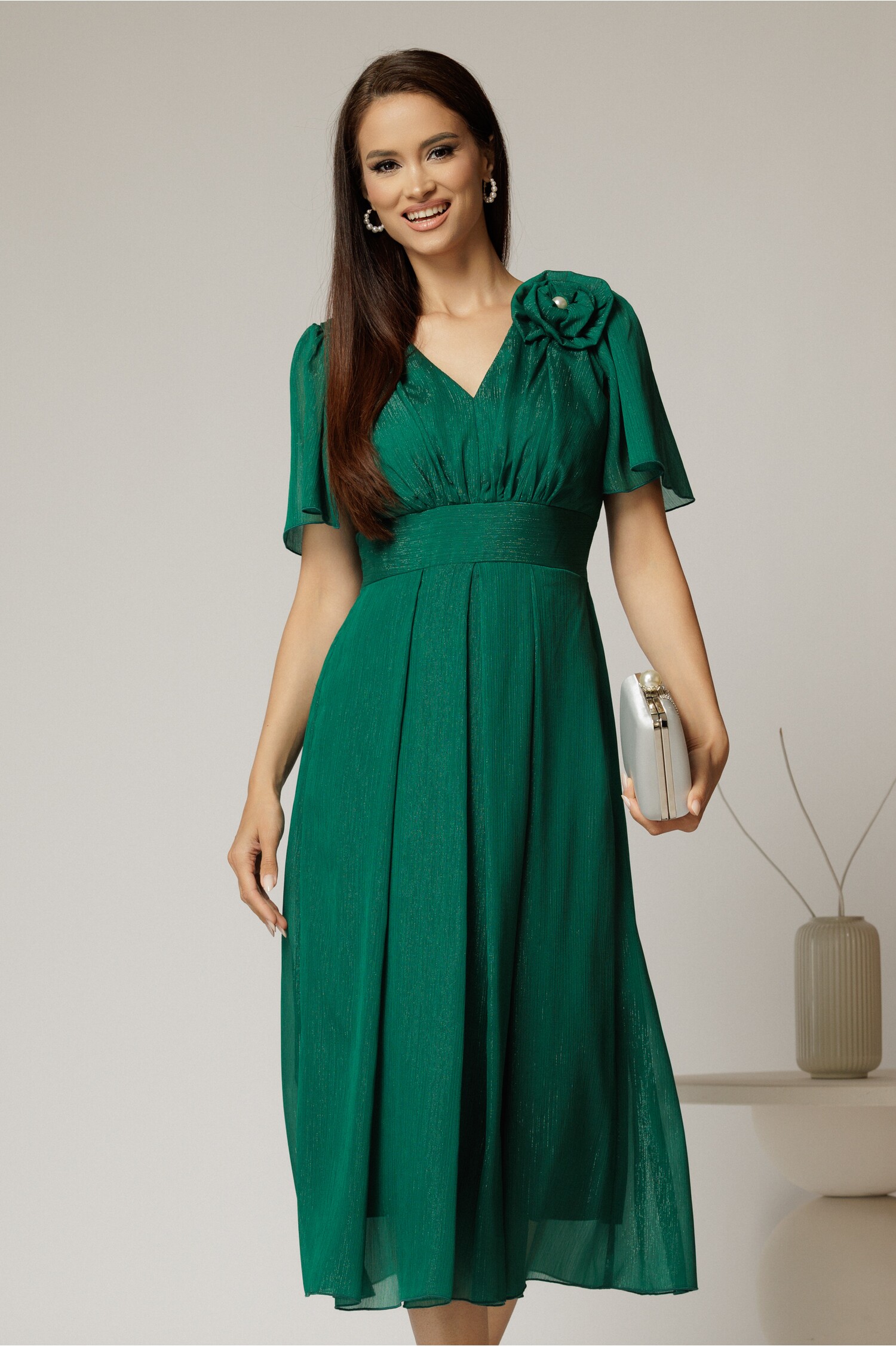 Rochie midi verde din voal cu fir lurex si floare la umar
