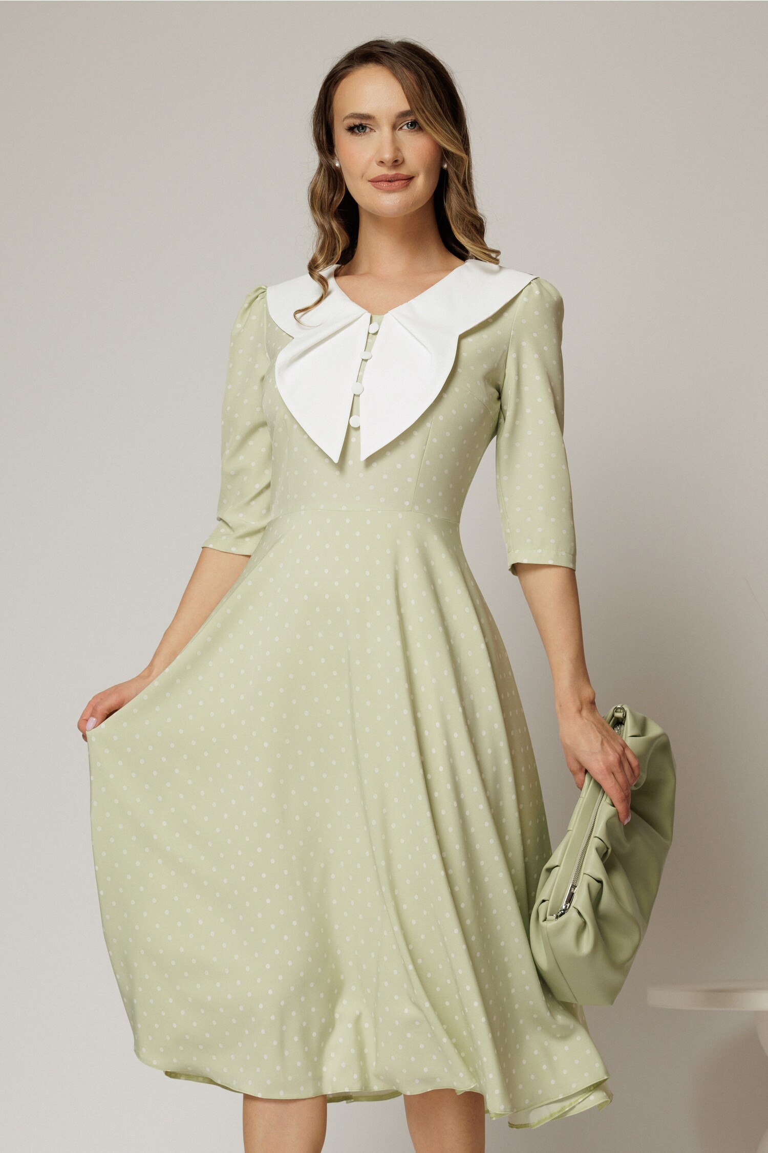 Rochie midi verde fistic cu buline si guler amplu croi clos