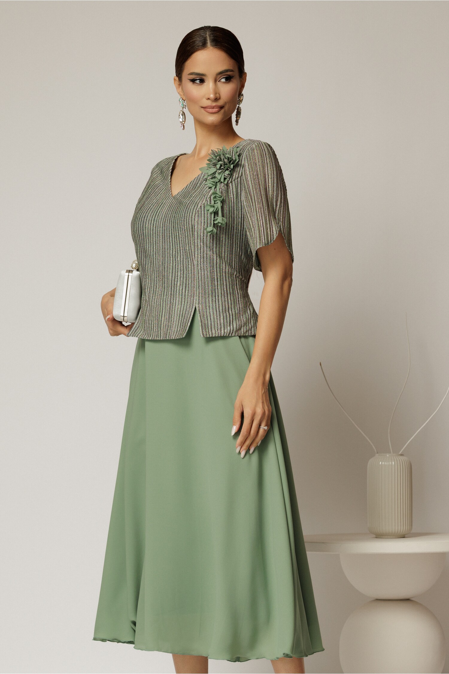 Rochie midi verde fistic cu bustul din lurex si decolteu in V