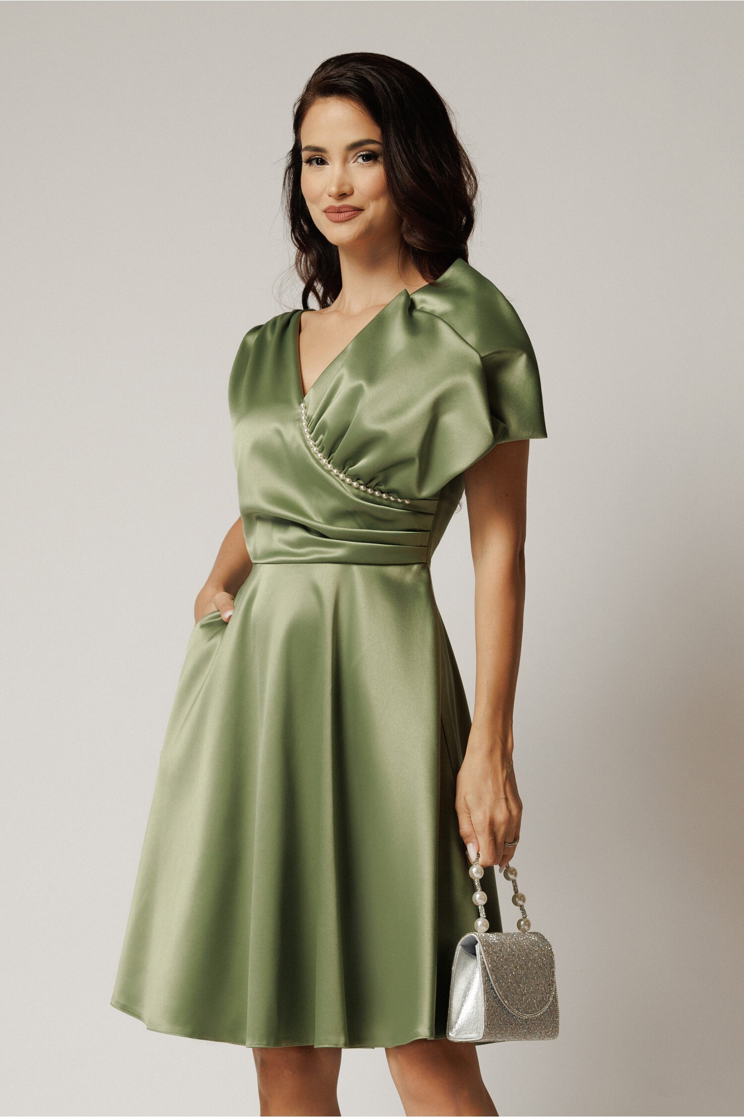 Rochie midi verde fistic din tafta in clos cu funda si perle la bust Rochie midi verde fistic din tafta in clos cu funda si perle la bust