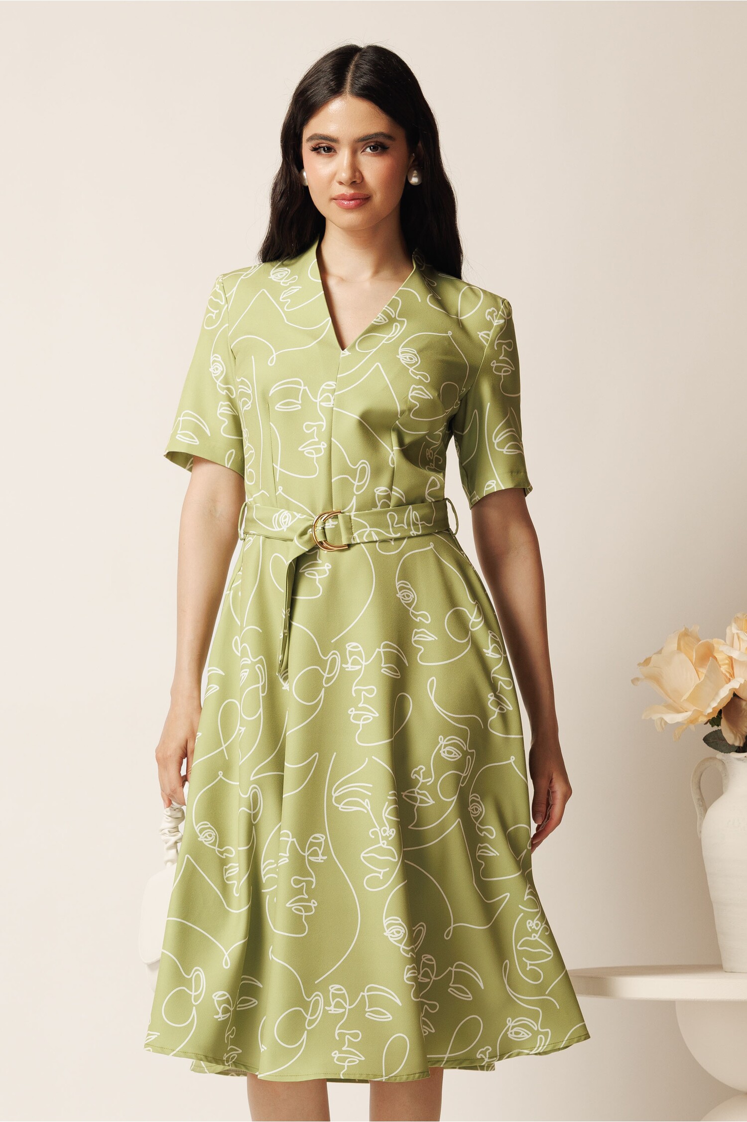 Rochie midi verde in clos cu imprimeu alb si cordon in talie