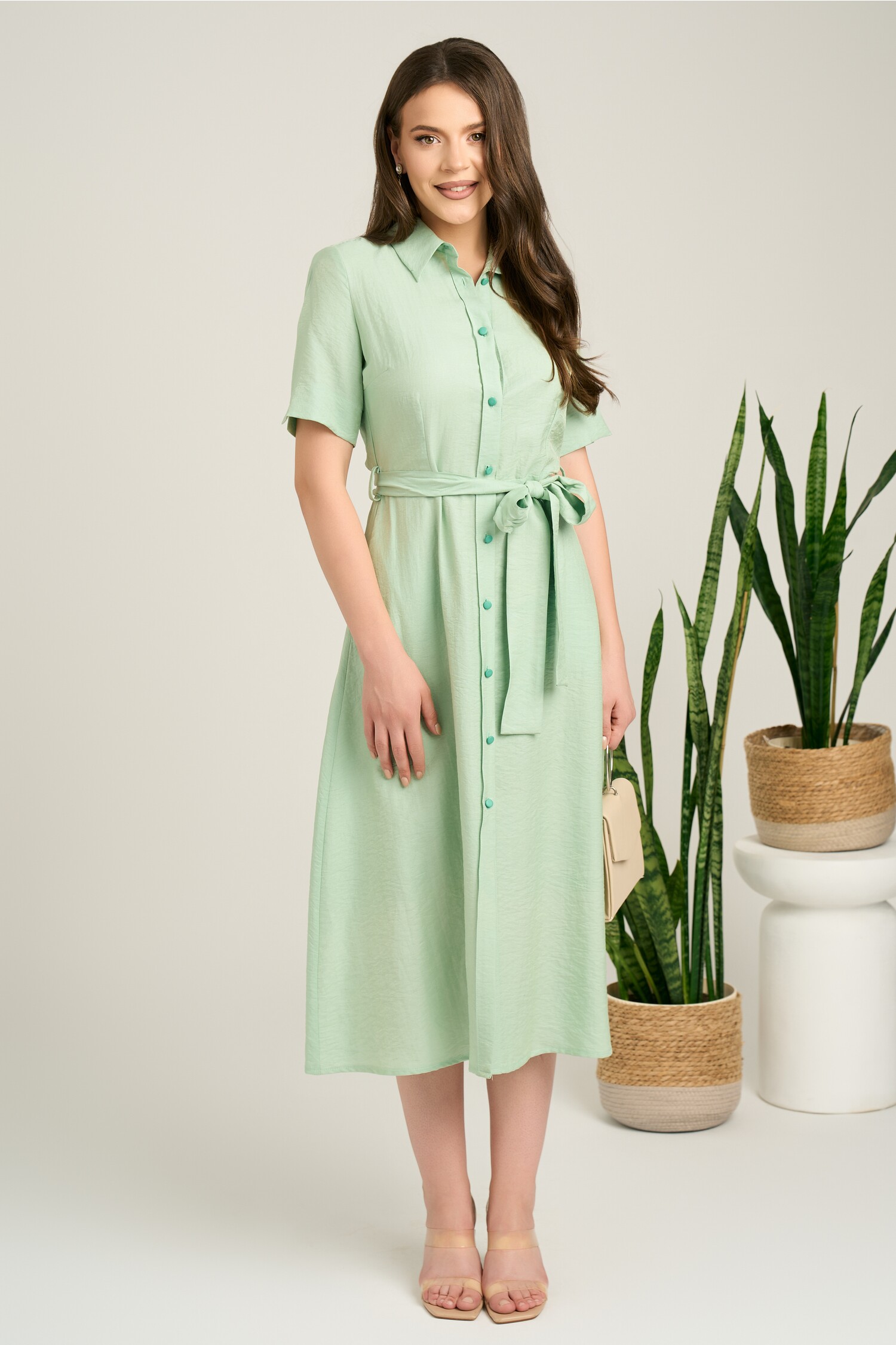 Rochie midi verde mint din viscoza in clos cu aspect sidefat si cordon in talie