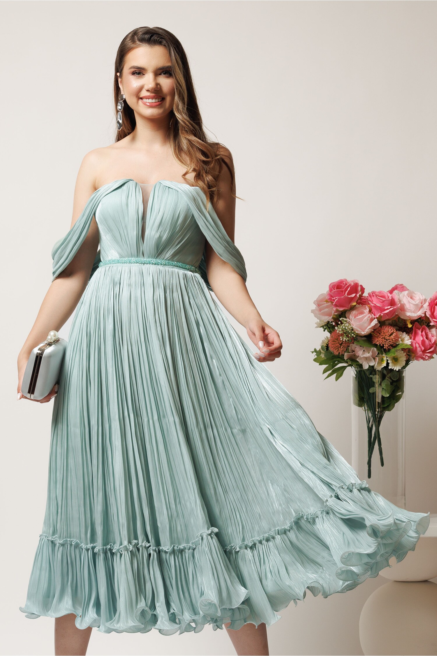 Rochie midi verde mint in clos din voal satinat cu aplicatii cazute pe umeri