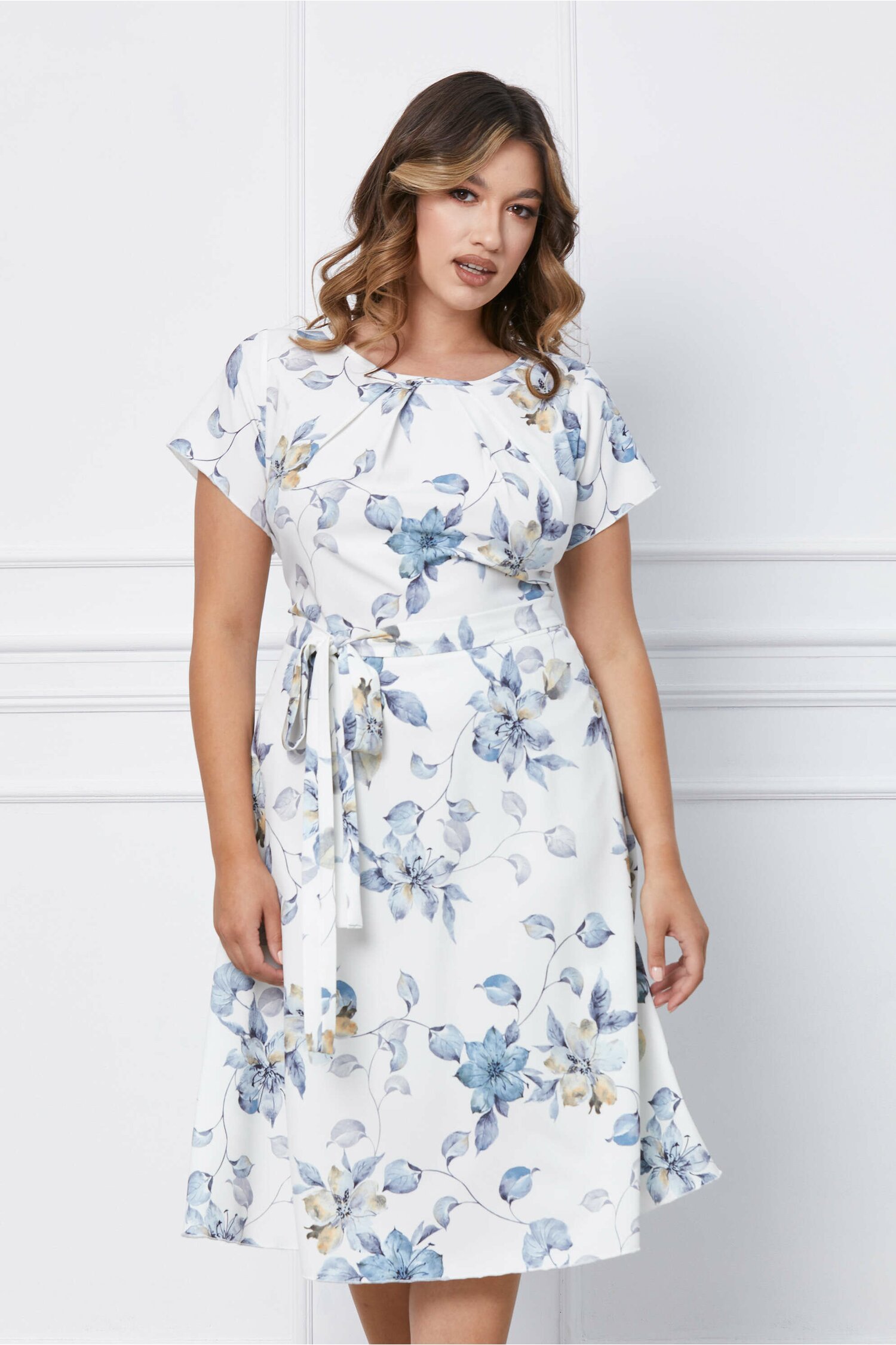 Rochie alba vaporoasa cu flori bleu