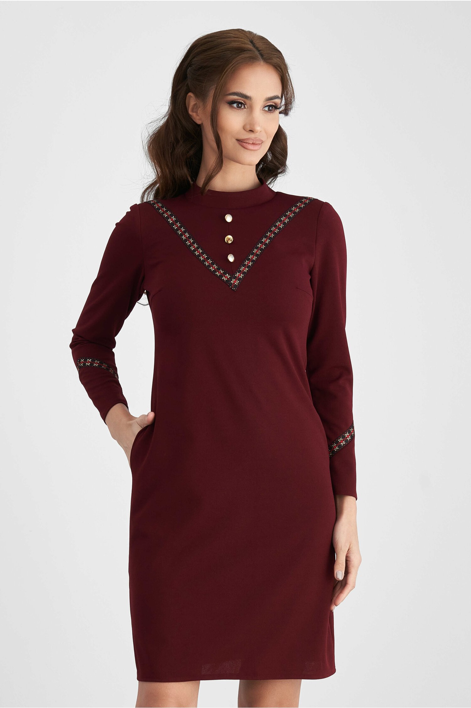 Rochie moze bordo cu benzi decorative si nasturi la bust