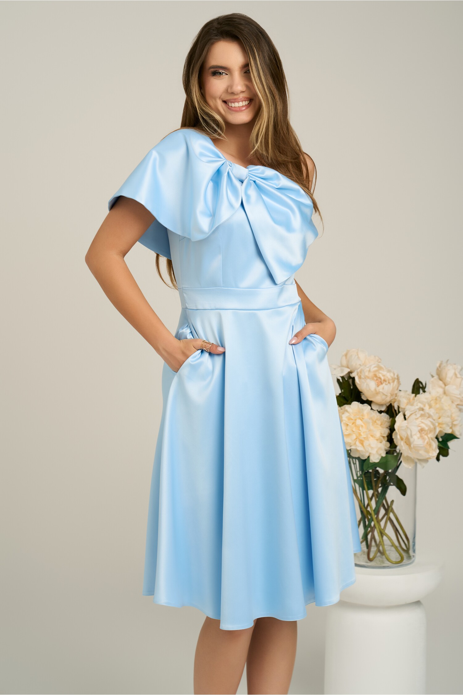 Rochie Moze eleganta din satin bleu cu funda la bust si bretea cu perle
