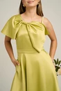 Rochie Moze eleganta din satin verde cu funda la bust si bretea cu perle