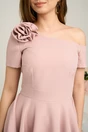 Rochie Moze eleganta din stofa roz cu floare pe bust si umar gol