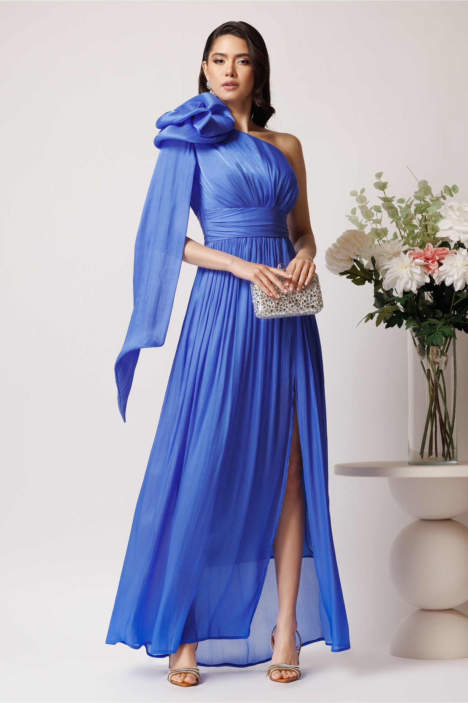 Rochie Moze lunga din voal albastra cu floare maxi pe umar