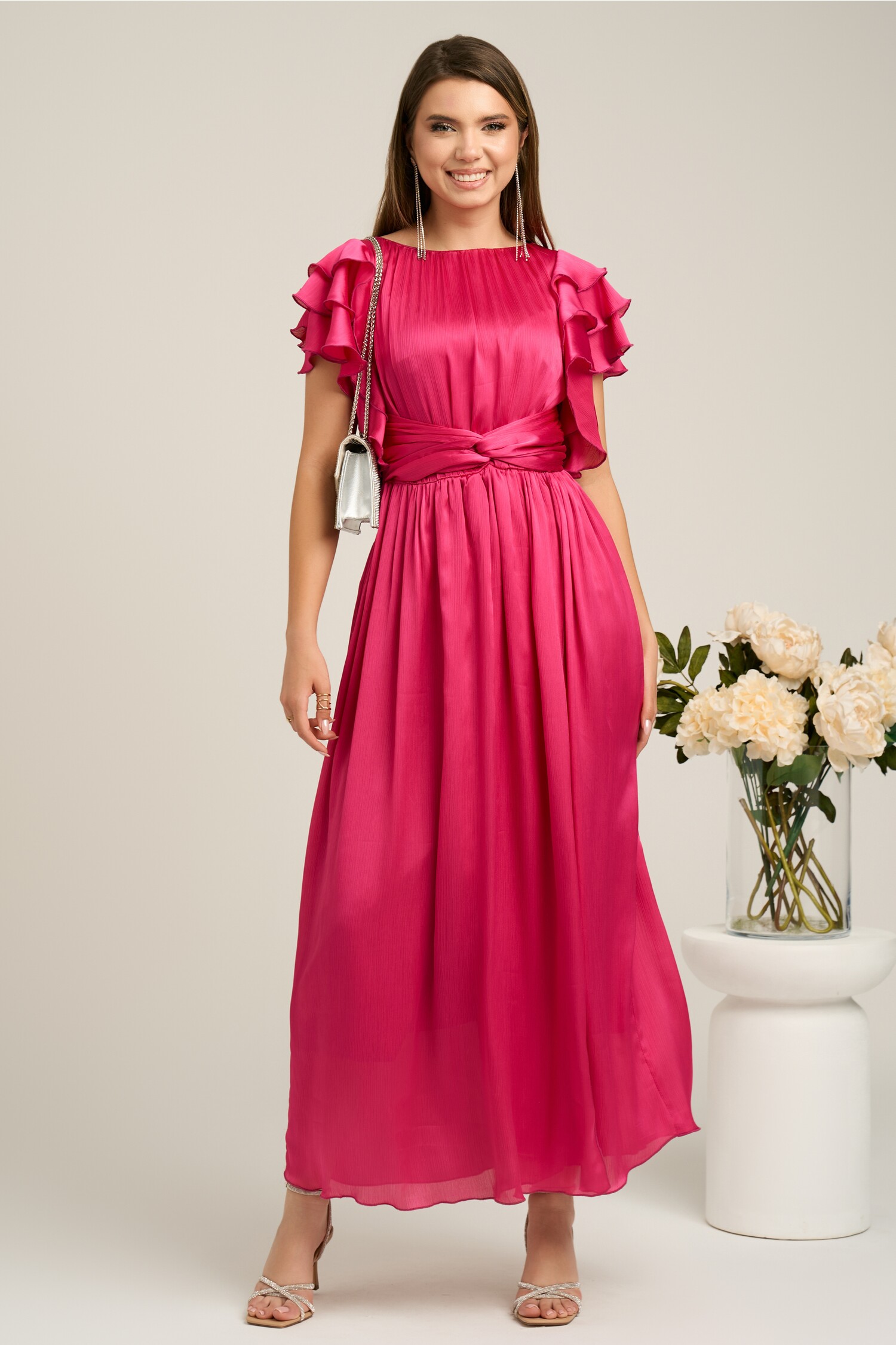 Rochie Moze lunga eleganta din voal fucsia cu volanase la maneci