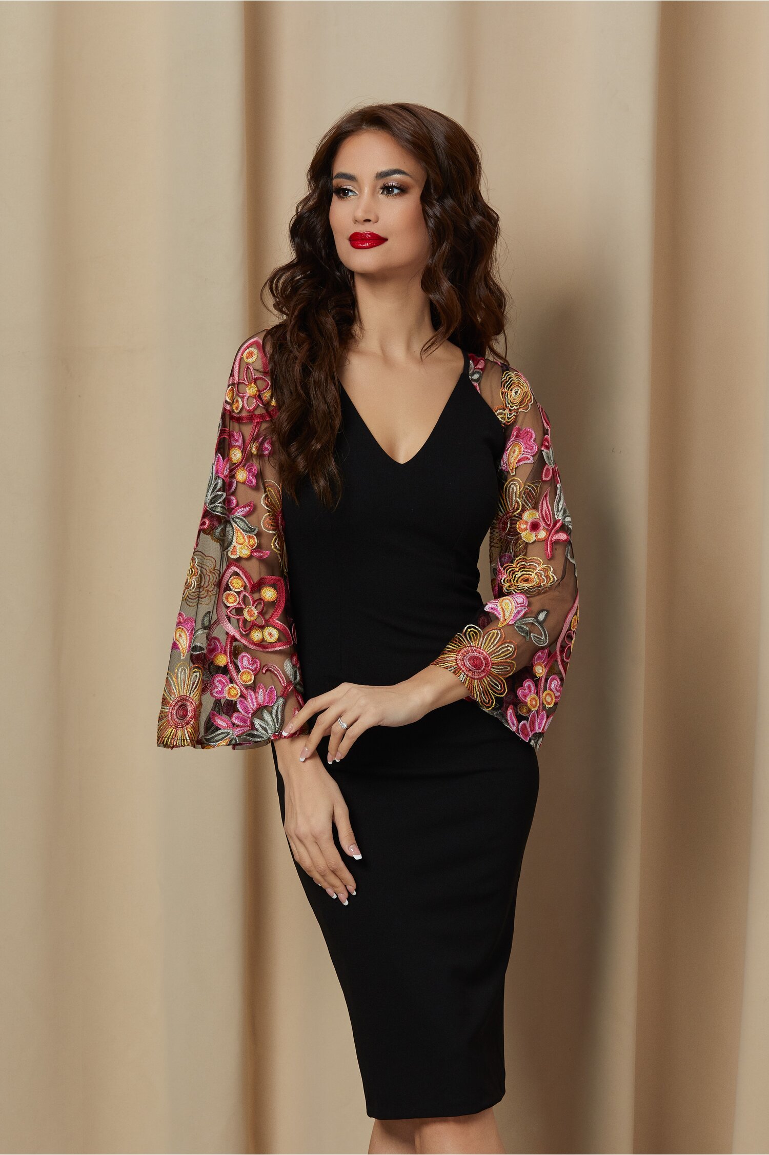 Rochie moze neagra cu broderie roz pe maneci