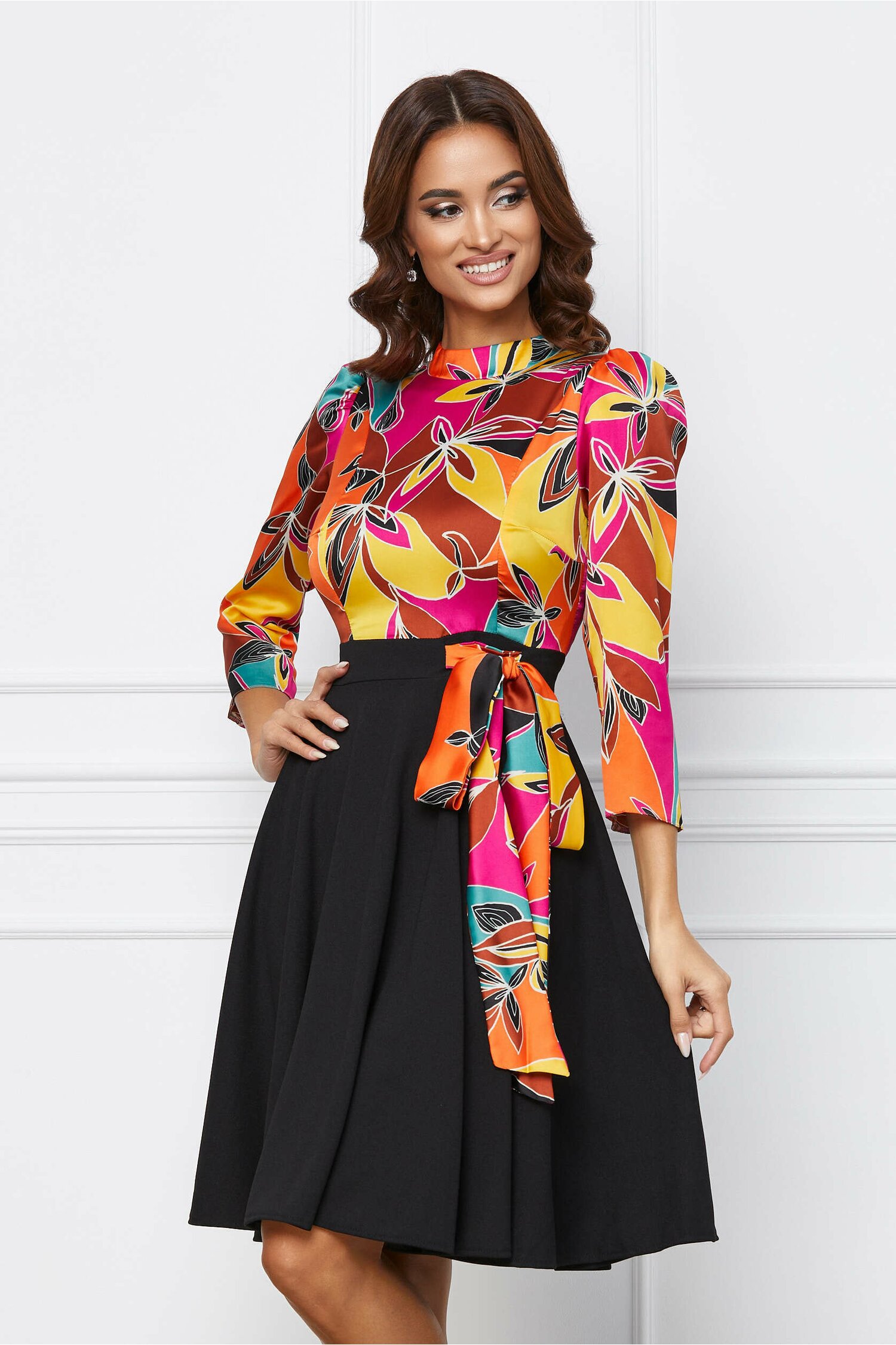 Rochie neagra cu bust imprimat multicolor