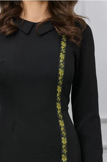 Rochie Moze neagra cu guler si banda florala decorativa