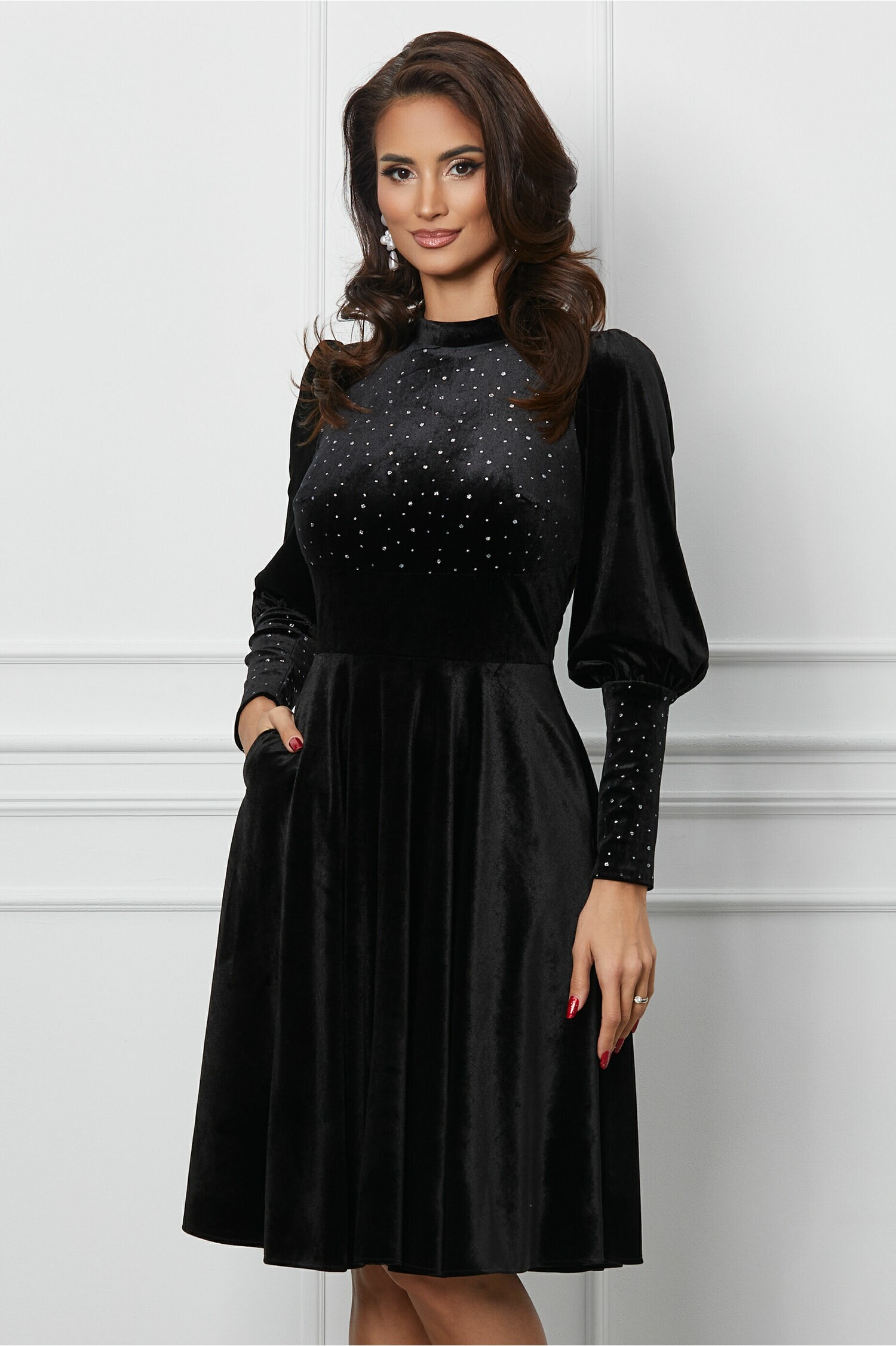 Rochie neagra din catifea cu buline din glitter la bust si maneci - Rochii-Dama.ro