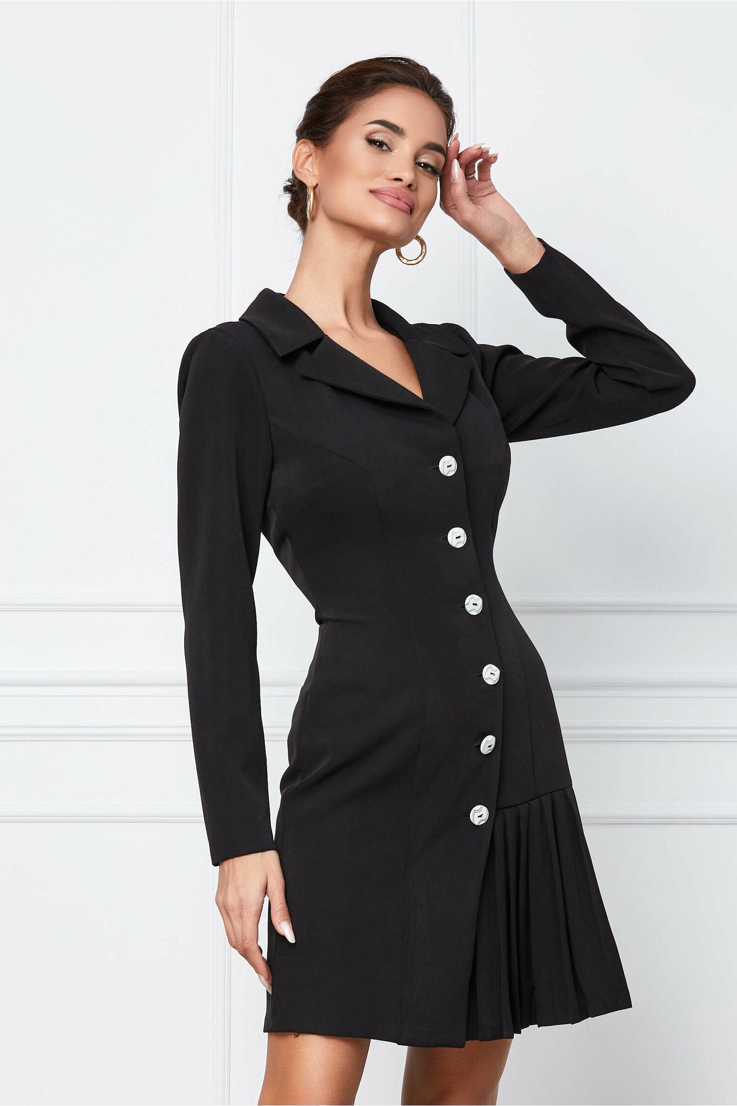 Rochie neagra tip sacou cu pliuri la baza