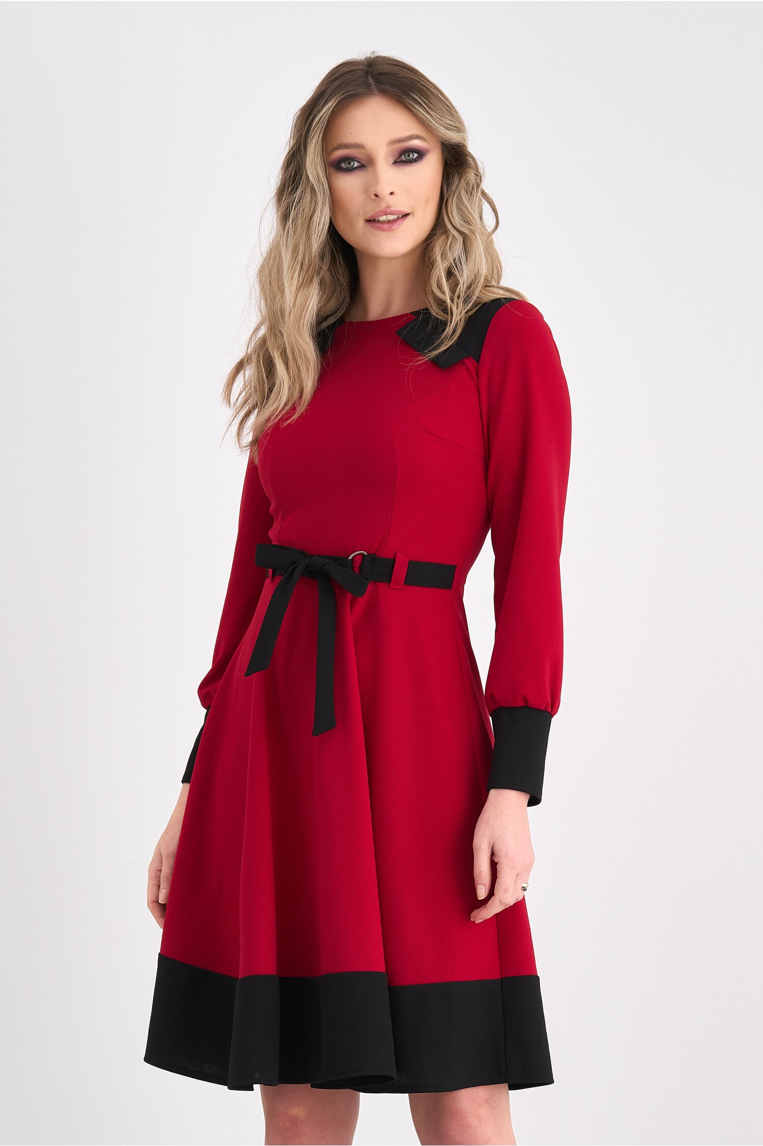 Rochie moze rosie cu detalii negre