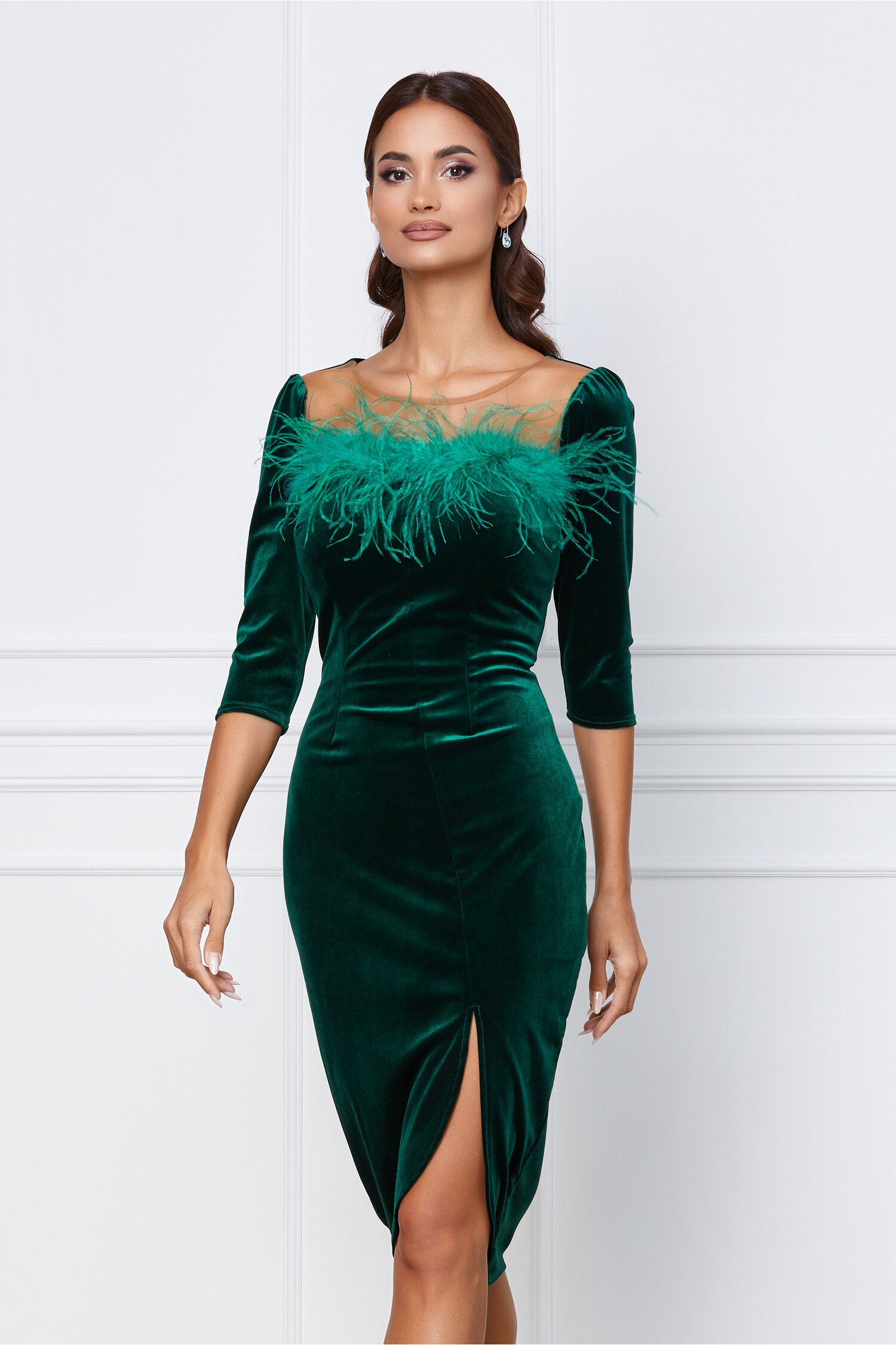 Rochie verde din catifea cu pene la bust - Rochii-Dama.ro