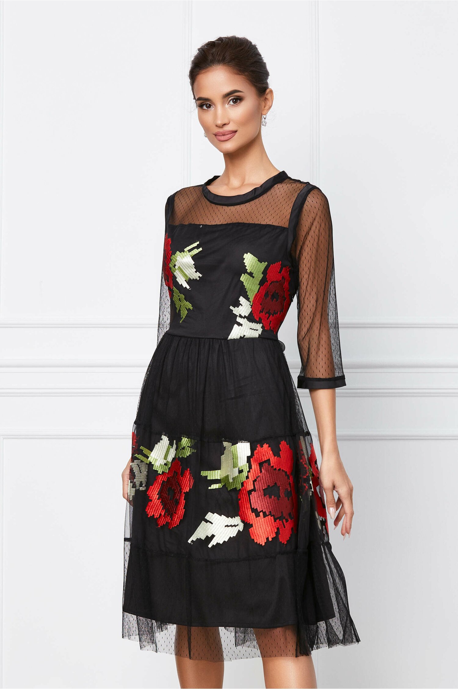 Rochie neagra din tull cu broderie florala rosie - Rochii-Dama.ro