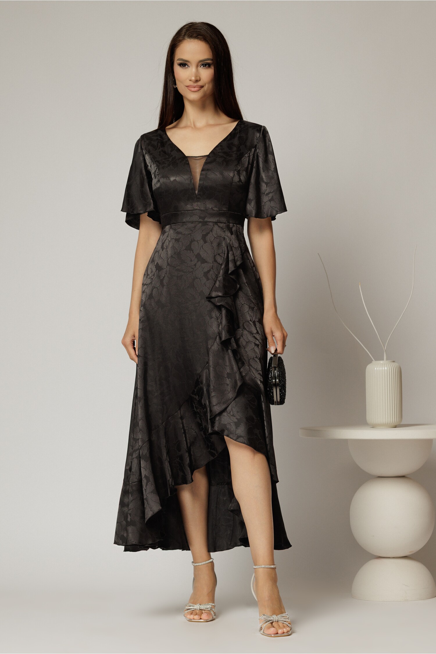 Rochie neagra lunga din satin in clos cu volan si crapatura pe fusta