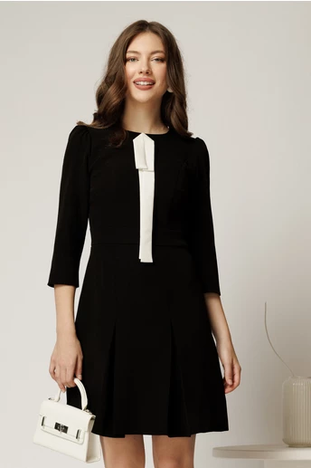 Rochie neagra scurta din stofa cu esarfa alba la decolteu