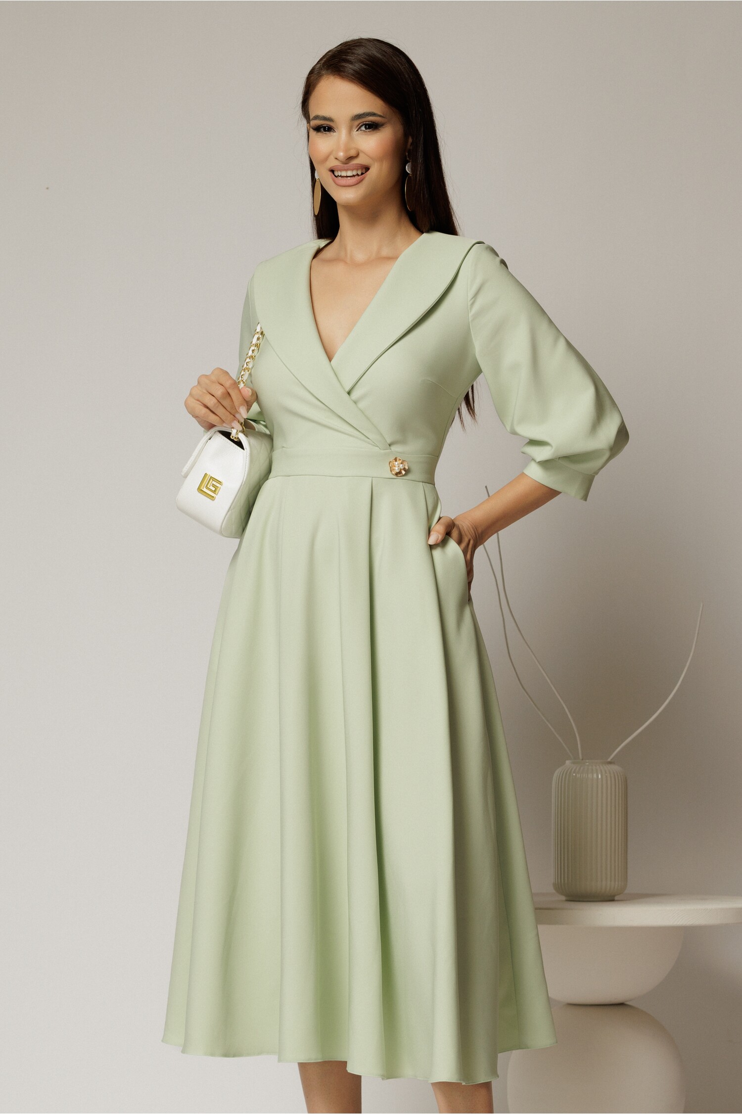 Rochie office de ocazie din stofa verde fistic cu bust petrecut si rever