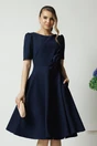 Rochie office din stofa bleumarin cu floare maxi pe talie