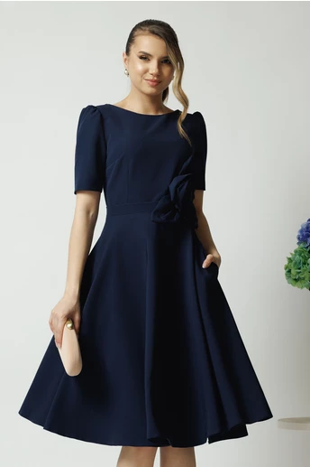 Rochie office din stofa bleumarin cu floare maxi pe talie