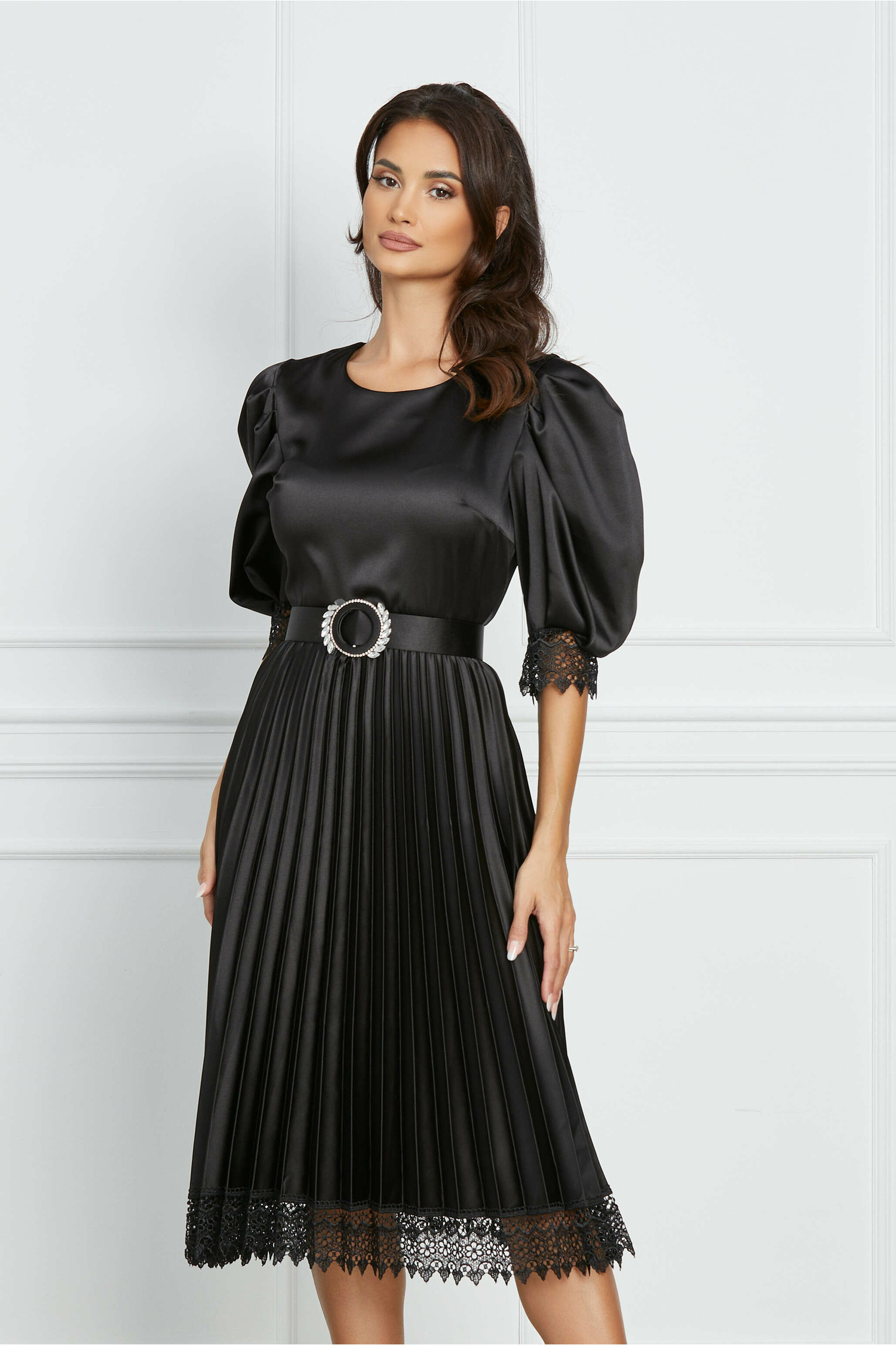 Rochie Ozana neagra din satin cu fusta plisata si curea in talie