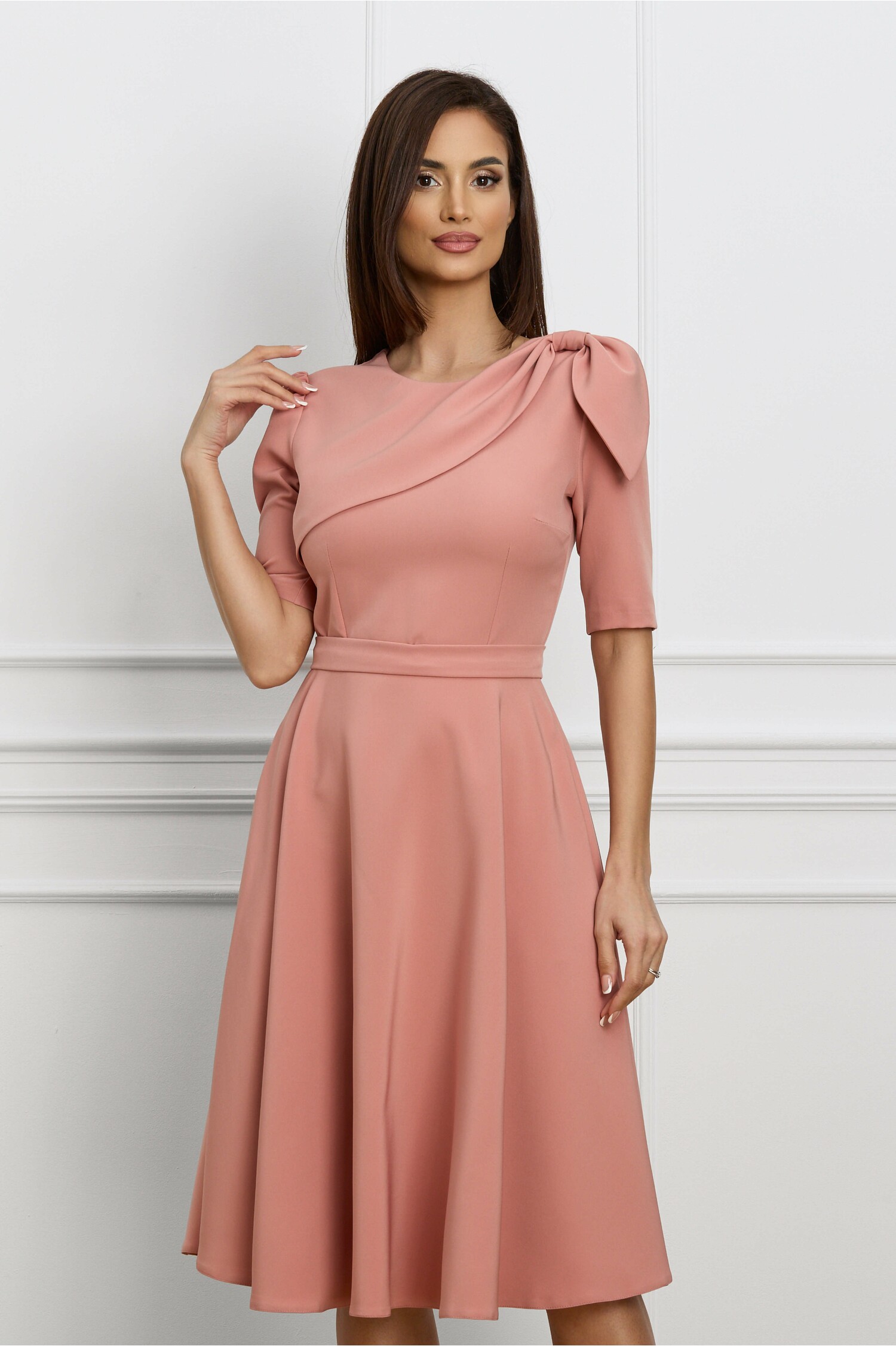 Rochie peach cu volan si funda pe bust