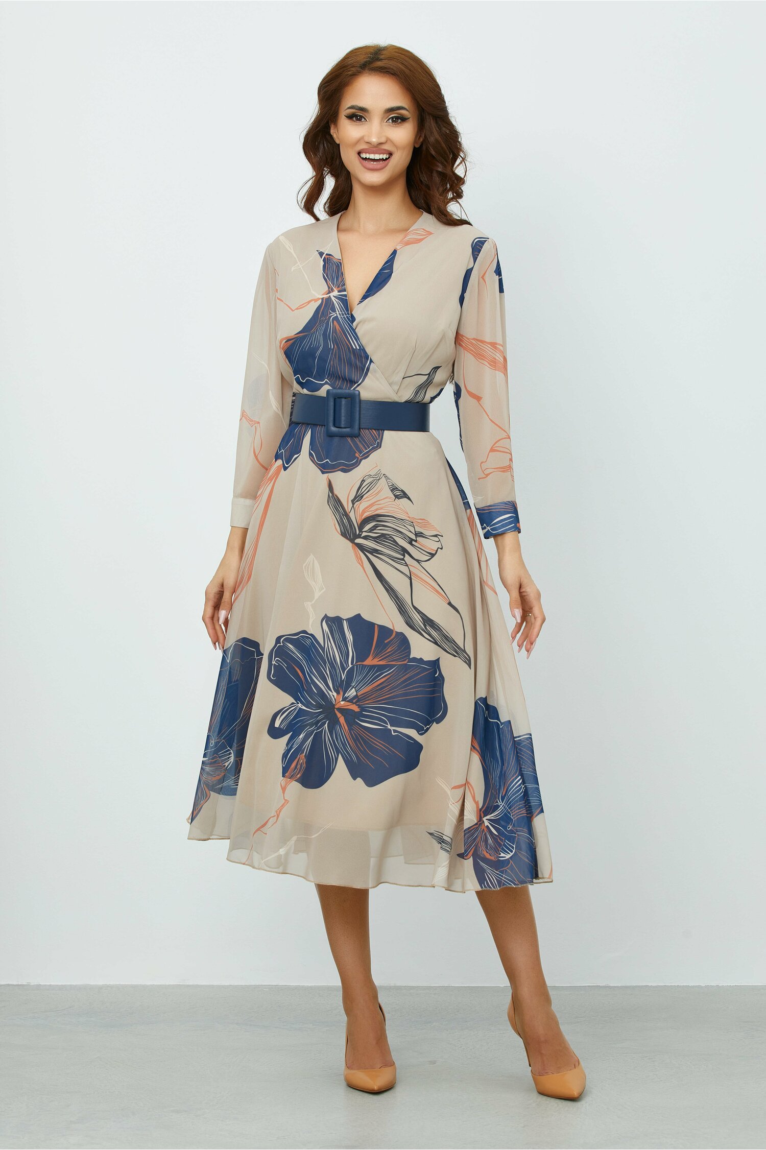Rochie rebeca bej cu imprimeu floral bleumarin si curea in talie
