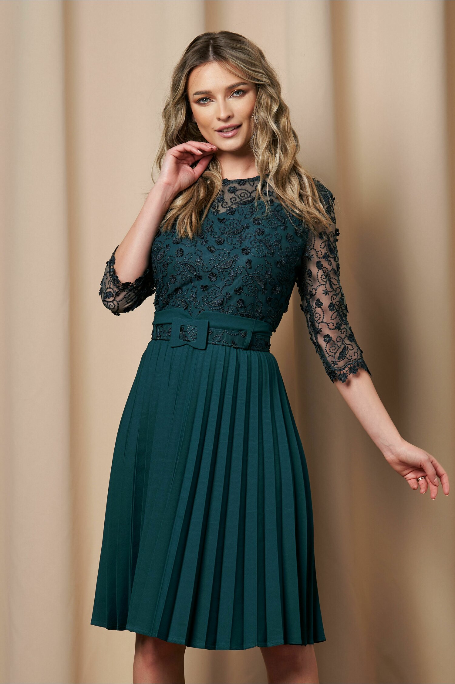 Rochie Rihana verde accesorizata cu broderie in partea superioara