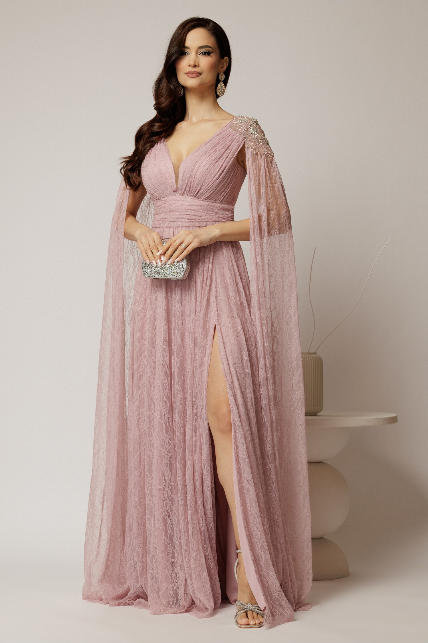 Rochie roz lunga de seara din dantela cu aplicatii pe umeri