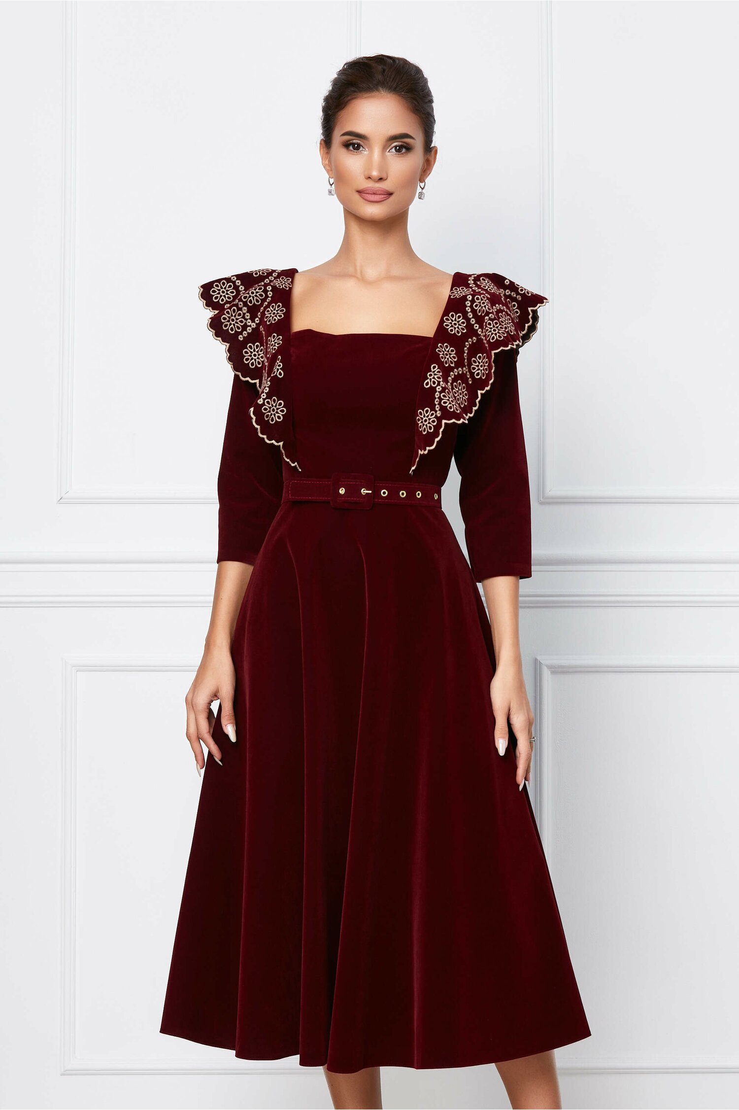 Rochie de ocazie bordo din catifea cu broderie si curea in talie