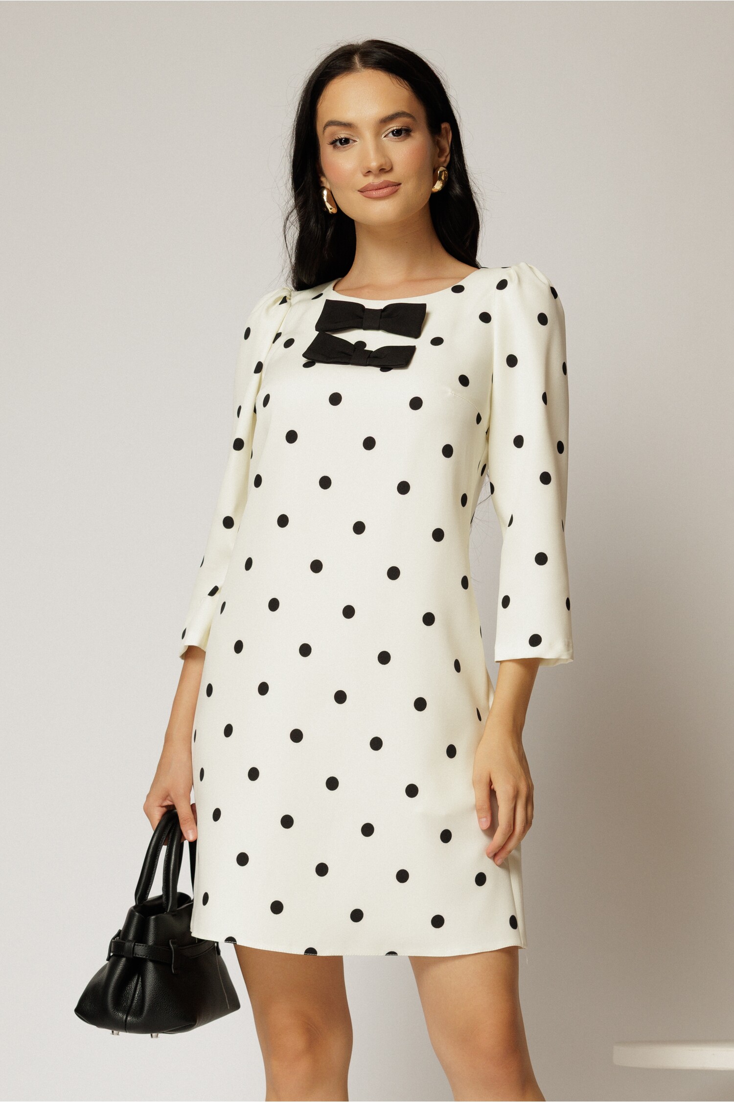 Rochie scurta alba cu buline cu croi drept si funde pe bust