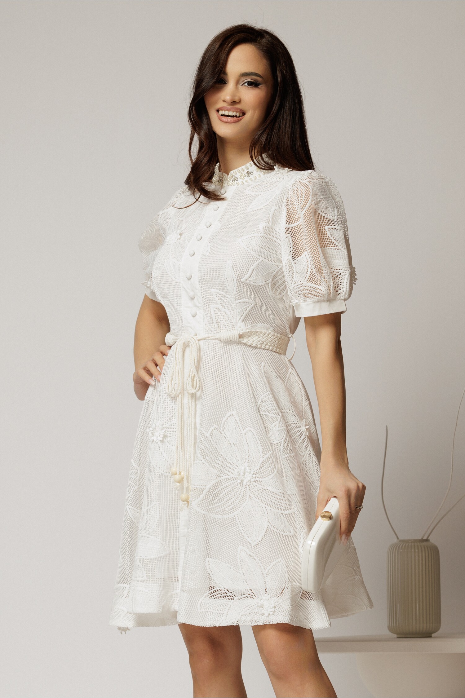 Rochie scurta alba din dantela cu nasturi si cordon impletit