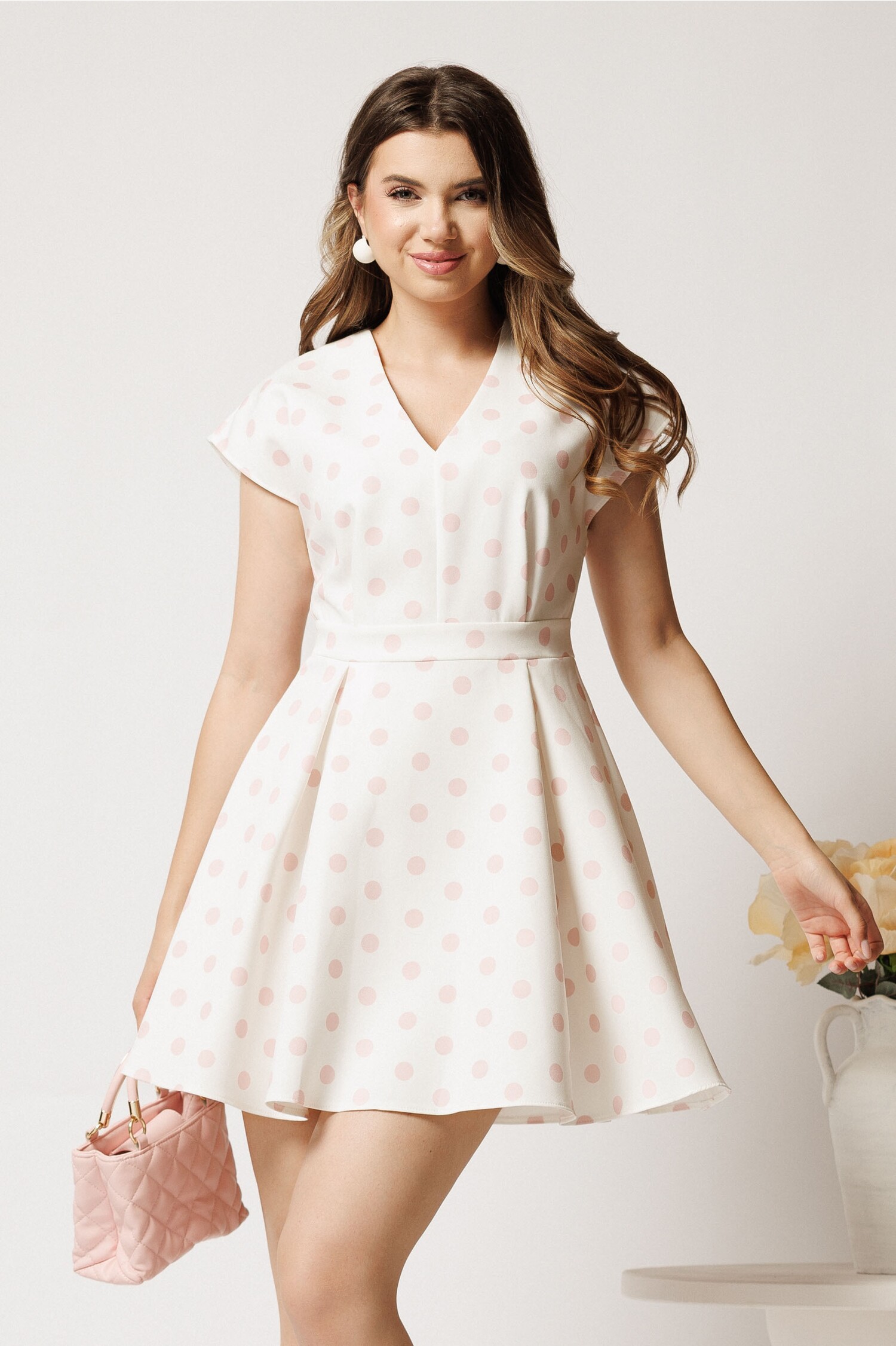 Rochie scurta alba din stofa in clos cu buline roz si curea in talie