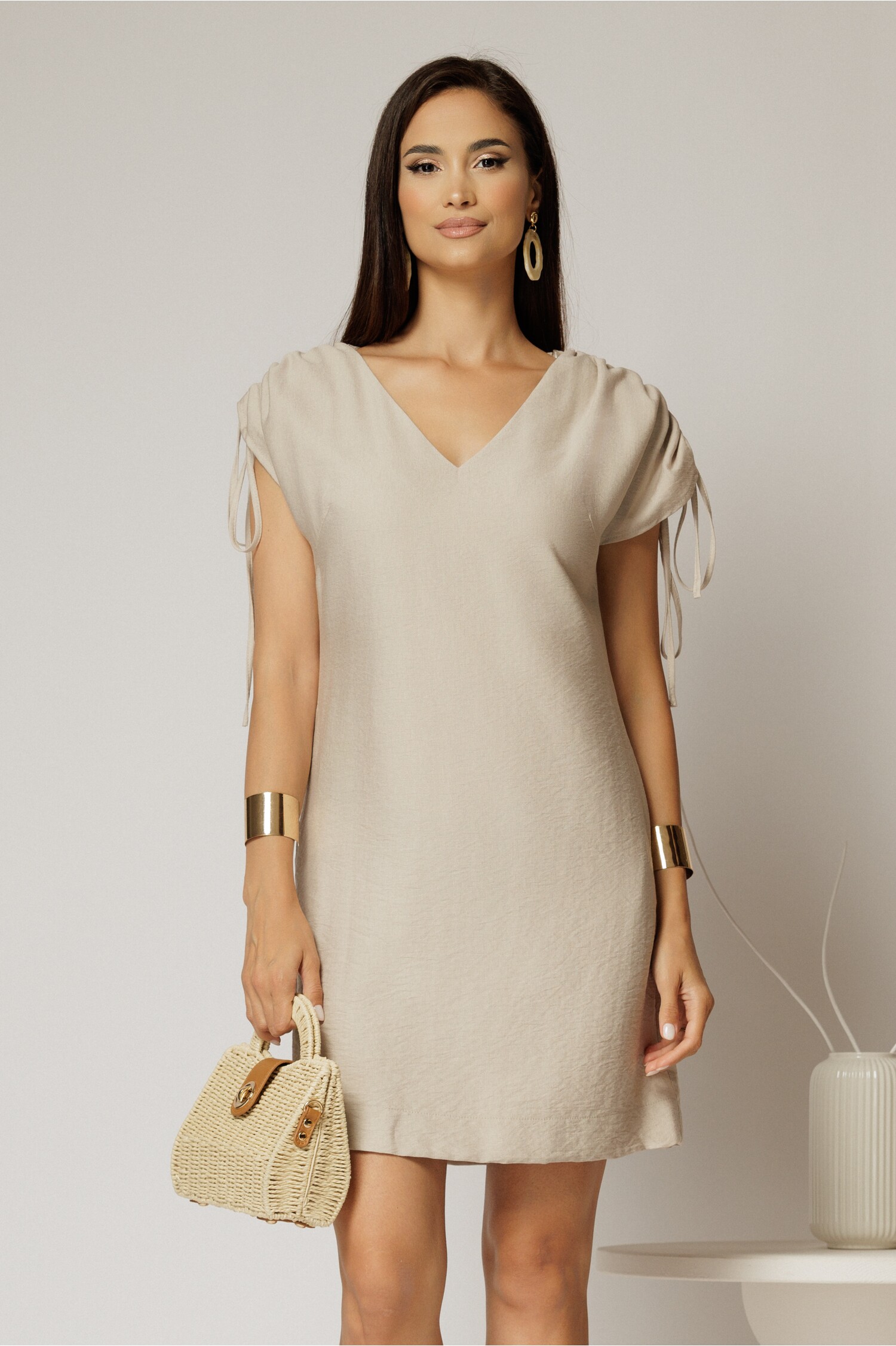 Rochie scurta bej cu croi drept din rayon cu decolteu in V si snur la maneci