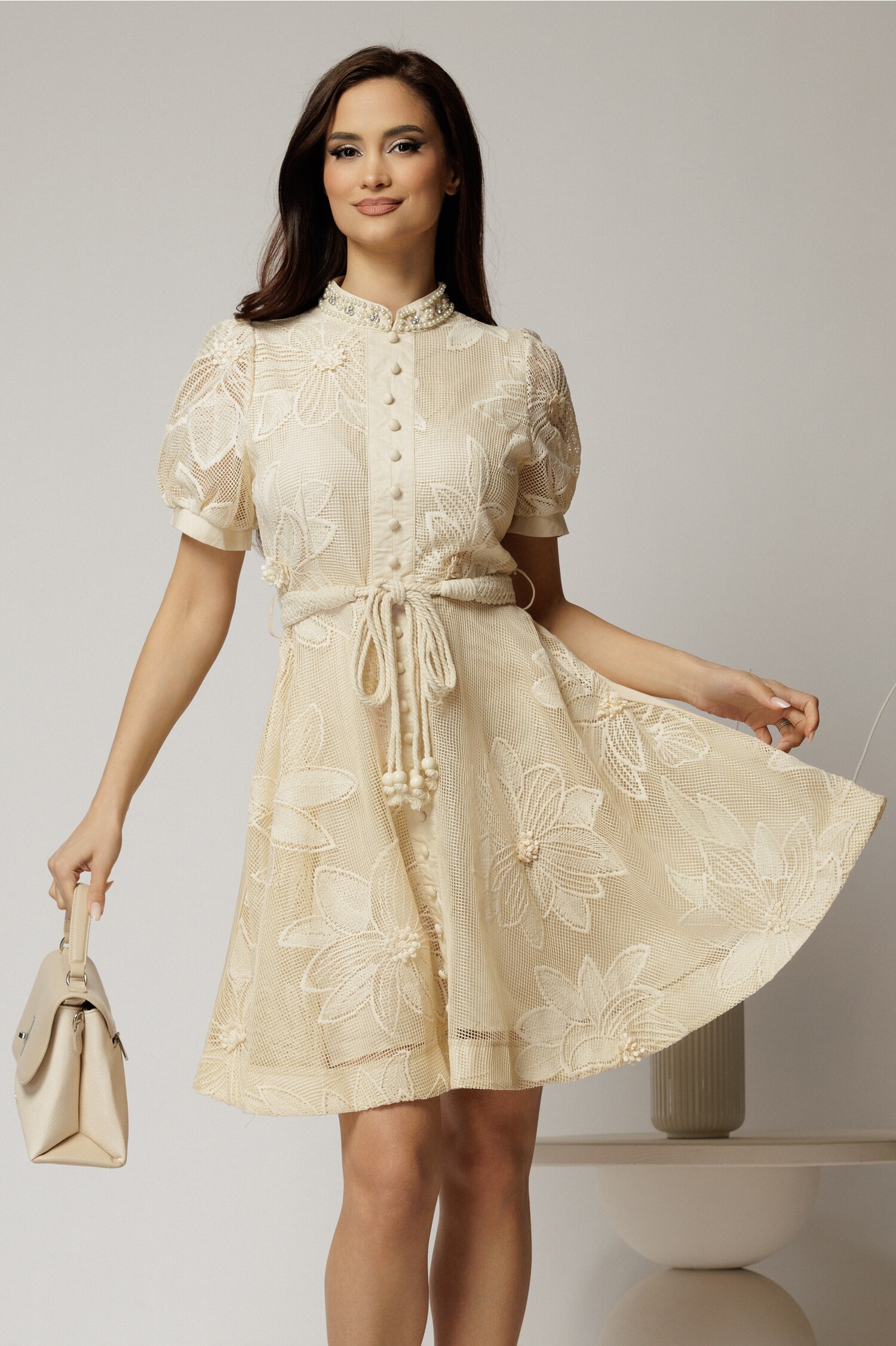 Rochie scurta bej din dantela cu nasturi si cordon impletit