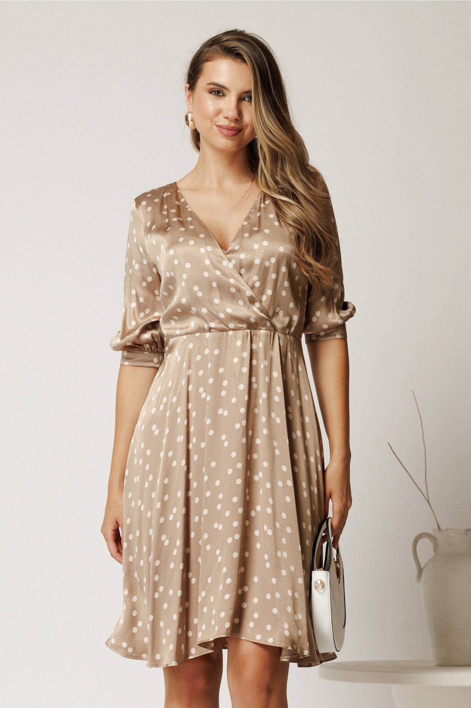 Rochie scurta bej din satin cu buline Rochie scurta bej din satin cu buline