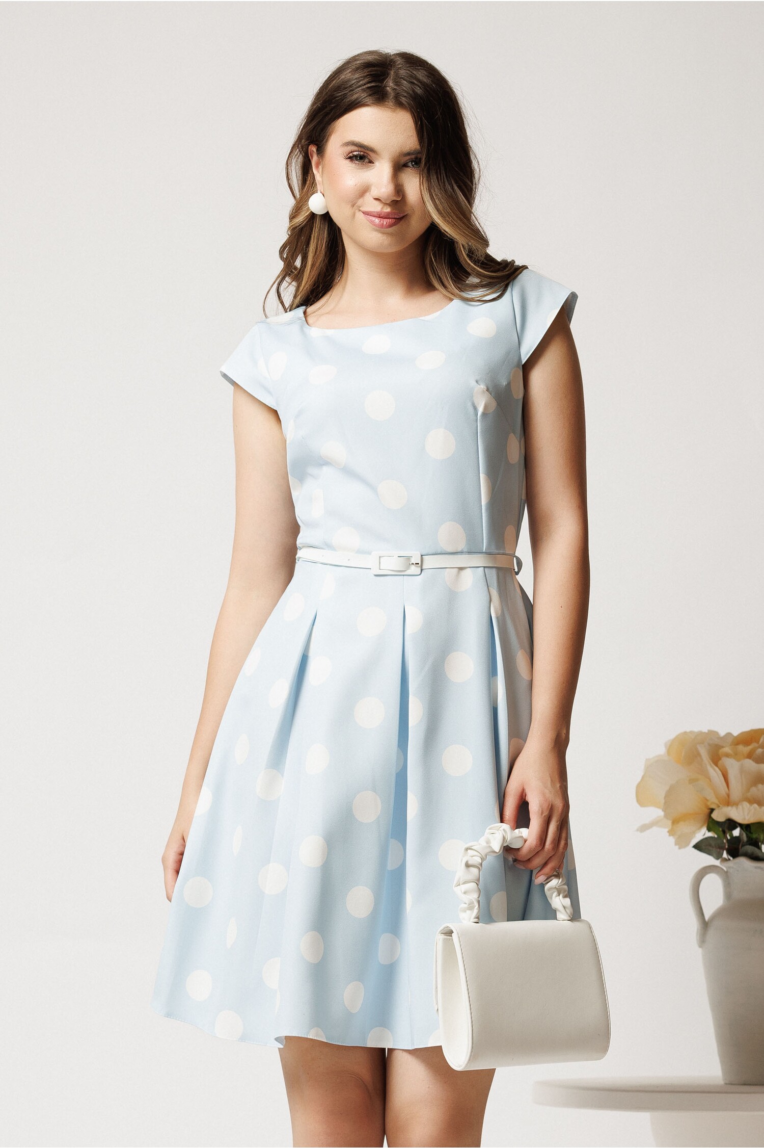 Rochie scurta bleu in clos cu buline si curtea in talie