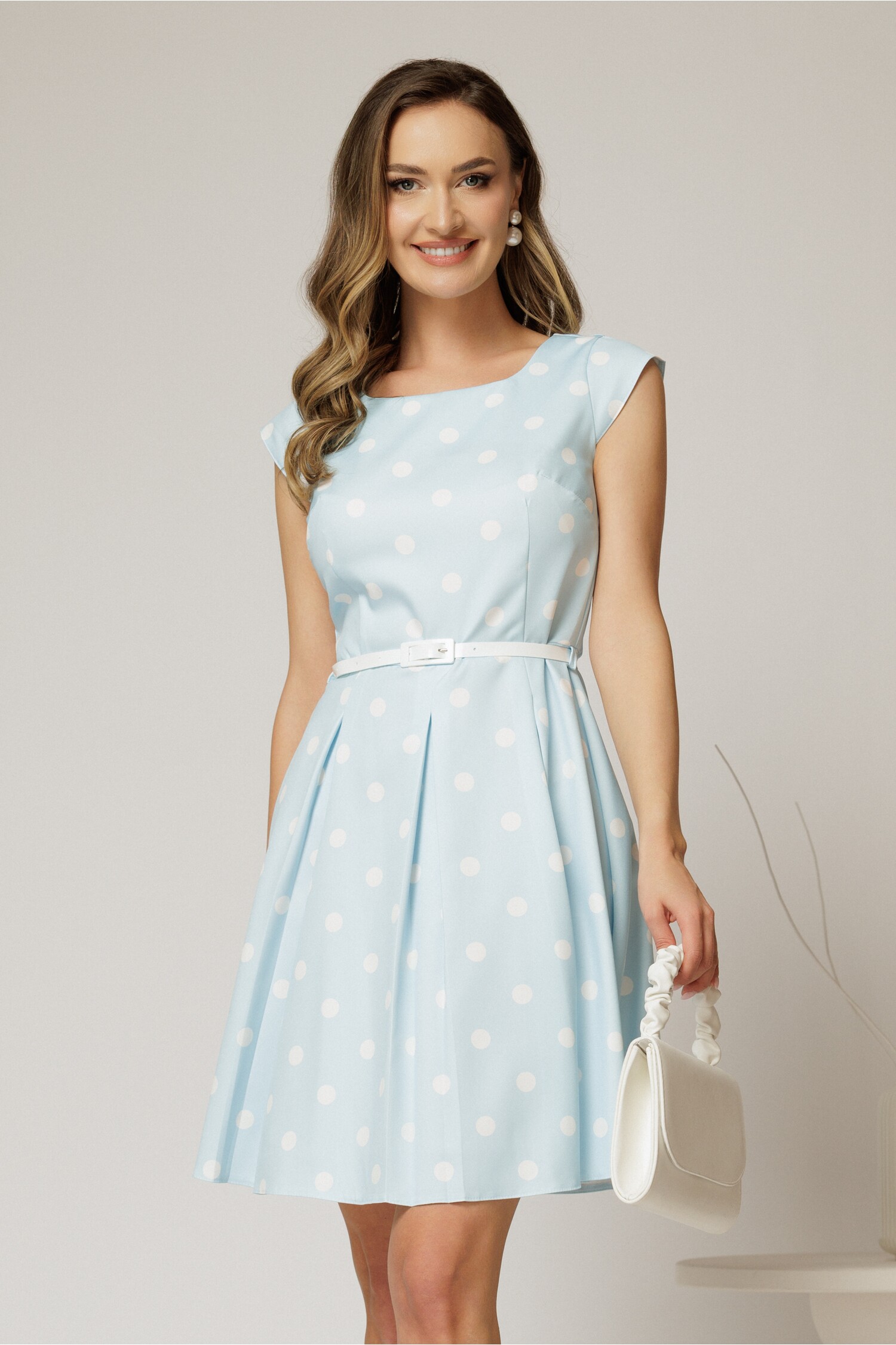Rochie scurta bleu in clos cu buline si curtea in talie