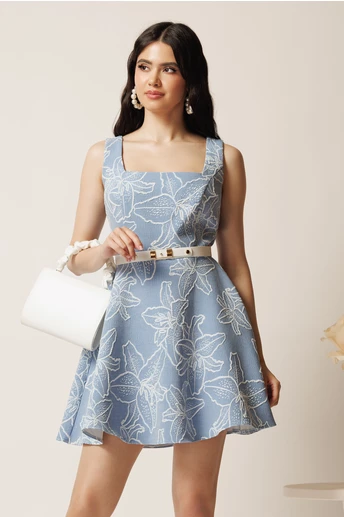 Rochie scurta bleu in clos cu model floral 3D si curea in talie